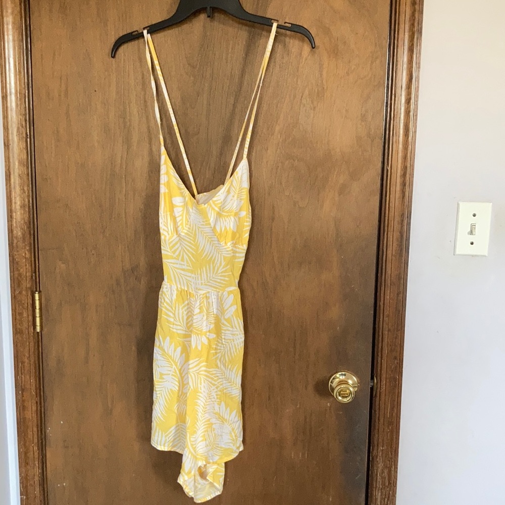 Relisted Rue21 tropical leaf print lightweight romper cutout in back M jrs - Picture 3 of 15
